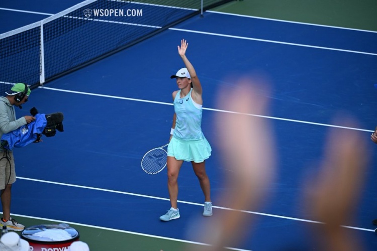 共同观战！文班亚马和大梦现身“疯三”决赛现场 两人相谈甚欢